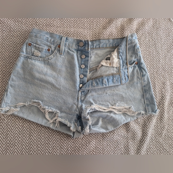 Levi's Light Blue Frayed Jean Shorts - Picture 1 of 8